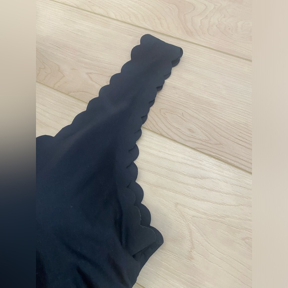 H&M Mama Padded Scalloped Swimsuit - Picture 3 of 12